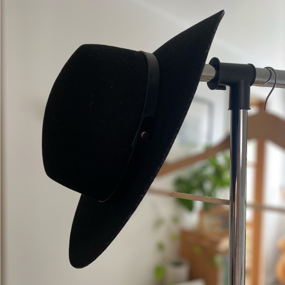 H&M - Floppy Black Hat 🖤
